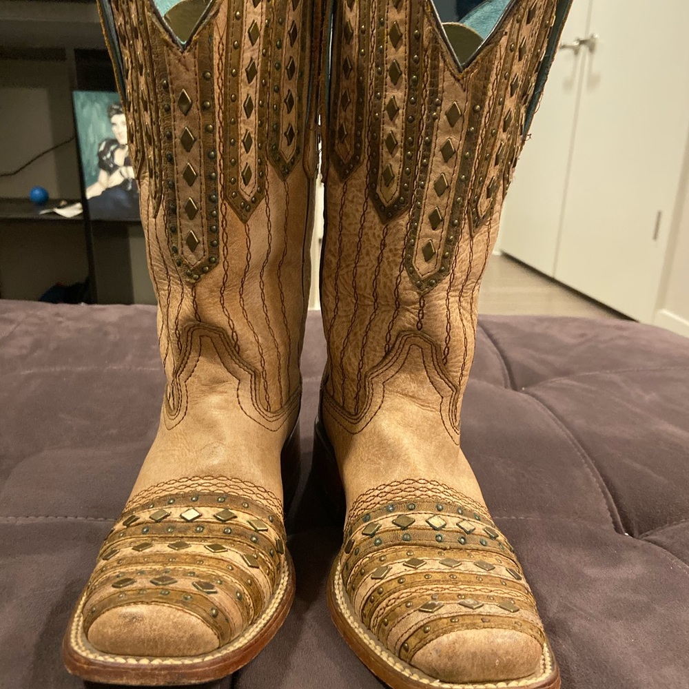 Cowgirl boots-only worn once Size 7